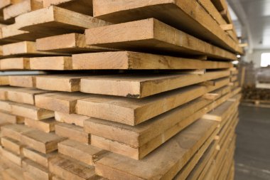 Katlanmış dekoratif malzemelerin, işlenmemiş ahşap blokların prodüksiyonu.