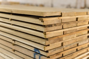 Katlanmış dekoratif şeylerin yan görünüşü Üretimde işlenmemiş ahşap bloklar