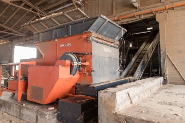 Turuncu işleme makinesindeki dekoratif işlenmemiş odun parçalarını kapat