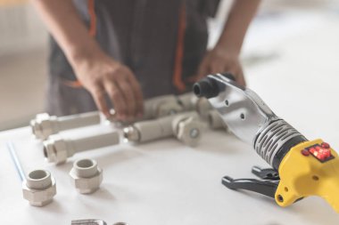 İnsan, polipropilen borunun bitmiş versiyonunu tıklayarak tutar