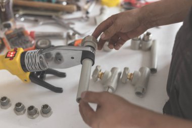 Adam polipropilen için lehim yapmaya devam ediyor.