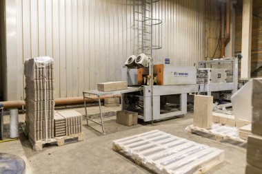 Yeşil ambalaj makinesinde dekoratif ahşap blokların kapatılması