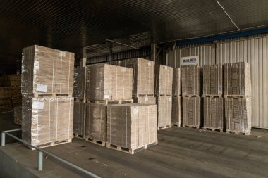 Katlanmış dekoratif şeyler işlenmemiş ahşap bloklar üretiliyor.