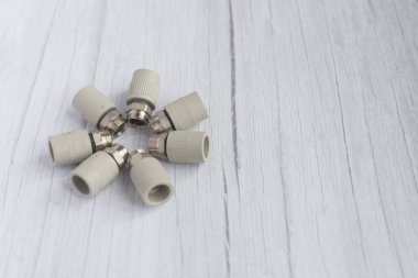 Metal ve polipropilen su borularını birleştirmek için birleştirilmiş eşleşmeler