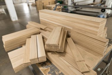 Katlanmış dekoratif, ahşap bloklar değil. Panel deseni kavramı, kusursuz arkaplan, iç tasarım duvarı, ince doğal doku.