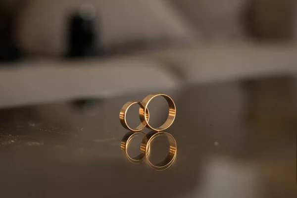 鏡のテーブルの上の二つの結婚指輪 — ストック写真