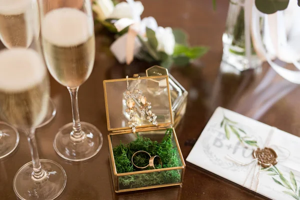 Close up de caixa verde transparente para anéis de casamento — Fotografia de Stock
