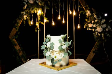 Altın tepside nefis bir düğün yakın plan.