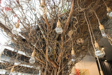 Çiçek aranjmanı ve Edison lambalarıyla dekorasyon