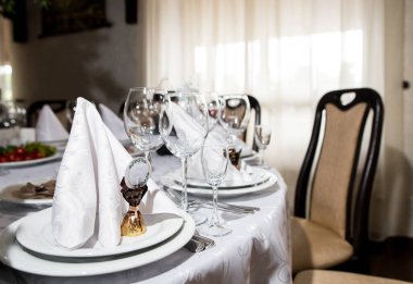 Şarap kadehleri ve taze çiçeklerle şenlik masalarını kapatın.