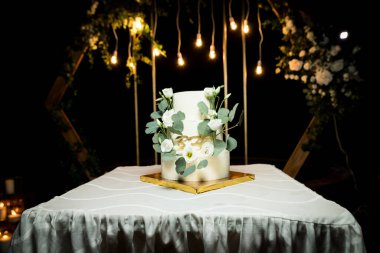 Altın tepside nefis bir düğün yakın plan.