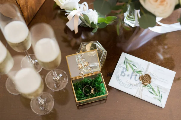 Vista superior da caixa verde transparente para anéis de casamento — Fotografia de Stock