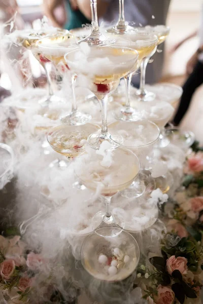 Gros plan de la fontaine de mariage remplie de champagne et de cerise cocktail — Photo