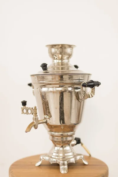 Izolovaná stará čajová urna sedící na stole — Stock fotografie