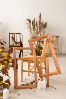 Ağaçların çerçeveleri ve kurumuş çiçeklerle yapılan sonbahar düzenlemesi.