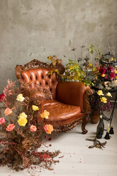 Свежая осенняя композиция с коричневым кожаным креслом — стоковое фото