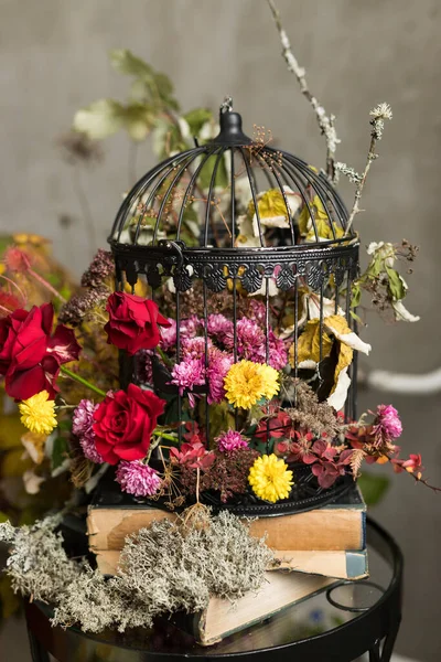 En närbild av metall svart bur med blomsterarrangemang — Stockfoto