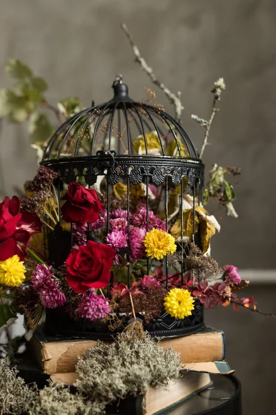En närbild av metall svart bur med blomsterarrangemang — Stockfoto