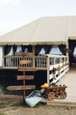 Dışarıdaki geleneksel kahverengi ve beyaz dekoru 