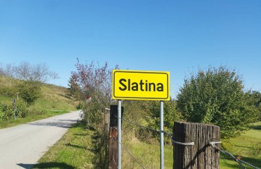 Hırvatistan 'da yolun yakınındaki Slatina kasabasının sarı isim plakası