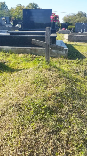 Vieille Croix Chrétienne Bois Cimetière Slatina Croatie — Photo