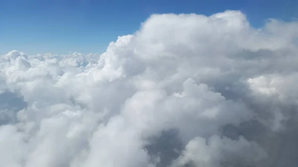 Weiß Graue Flauschige Wolken Unter Blauem Himmel Aus Dem Flugzeugfenster — Stockfoto