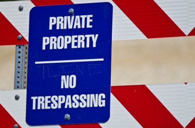 Mavi ve beyaz özel mülkiyet işareti inşaat barikat 