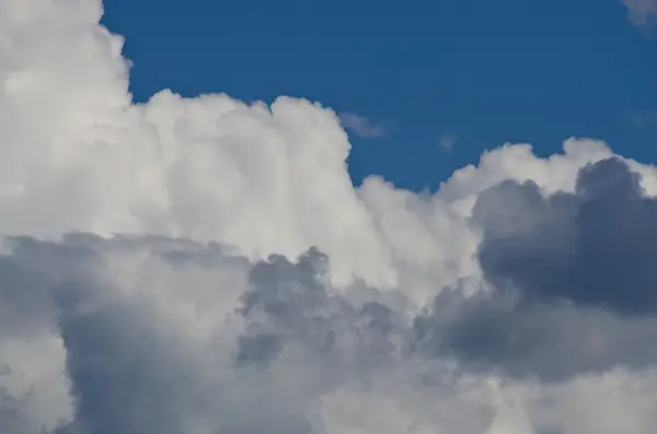 Nubes ondulantes de cúmulos hirviendo en el brillante cielo azul de verano —  Fotos de Stock