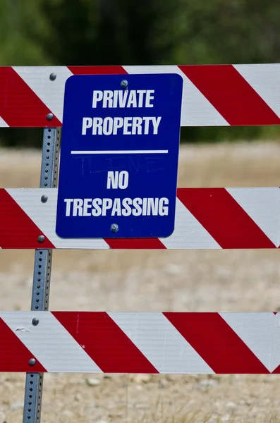 Mavi ve beyaz özel mülkiyet işareti inşaat barikat 