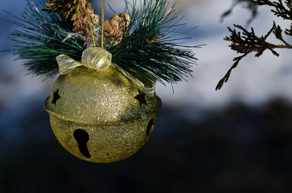 Adorno de Navidad Golden Sleigh Bell Decoración de un árbol al aire libre — Foto de Stock