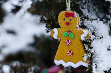 Gingerbread kadın dekorasyon karlı bir açık Noel ağacı üzerinde 