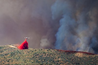 Beyaz uçak bırakarak yangın geciktirici olarak Raging söndürülmesi güç ateş savaşları 