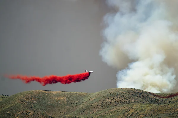 Beyaz uçak bırakarak yangın geciktirici olarak Raging söndürülmesi güç ateş savaşları 
