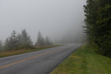 Blue Ridge Parkway 'de Sis ve Tehlikeli Sürüş Koşulları