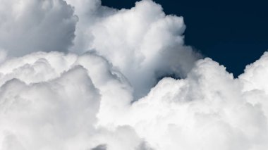 Dağlık Kümülüs Bulutları Yaz Gökyüzünde Kaynıyor