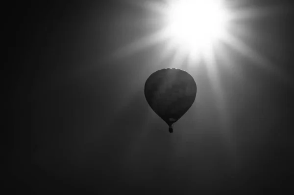 Warme Luchtballon Drijft Langzaam Buurt Van Zon — Stockfoto