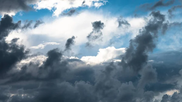 Nubes Tormentosas Moviéndose Través Del Amenazante Cielo Verano —  Fotos de Stock
