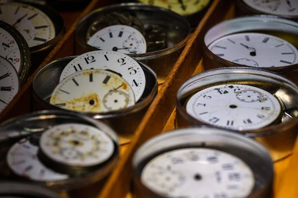 Watch Repair Shop Vliv Času Kolekci Starých Rozbitých Vyřazených Hodinek — Stock fotografie