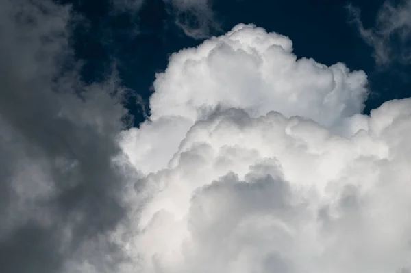 Nubes Montañosas Cúmulos Hirviendo Cielo Verano —  Fotos de Stock