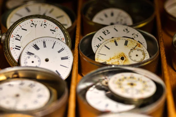 Taller Reparación Relojes Efectos Del Tiempo Colección Relojes Antiguos Rotos — Foto de Stock