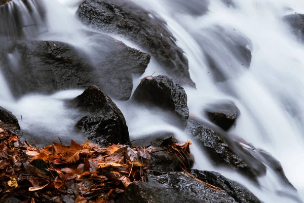 Água Correr Branca Que Flui Sobre Rochas Irregulares Expostas — Fotografia de Stock