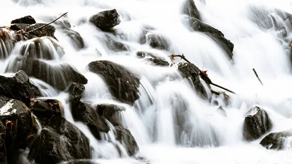 Blanco Corriendo Agua Que Fluye Sobre Rocas Dentadas Expuestas — Foto de Stock