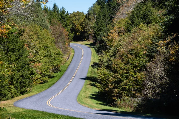 Vägen Slingrar Sig Genom Höstens Appalachian Mountains Längs Blue Ridge — Stockfoto