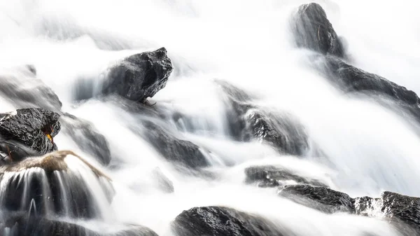 Água Correr Branca Que Flui Sobre Rochas Irregulares Expostas — Fotografia de Stock