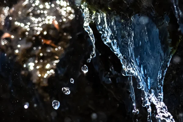 Silberner Wasserstrom Der Von Einem Felsen Strömt — Stockfoto