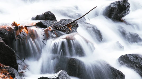 White Rushing Vatten Flyter Över Exponerade Jagged Stenar — Stockfoto