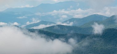Dağ vadilerinde Sisli Sabah