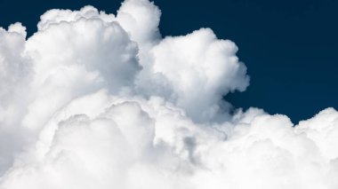 Dağlık Kümülüs Bulutları Yaz Gökyüzünde Kaynıyor