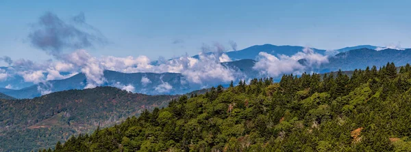青い尾根に沿って見えるアパラチア山脈の秋パークウェイ — ストック写真