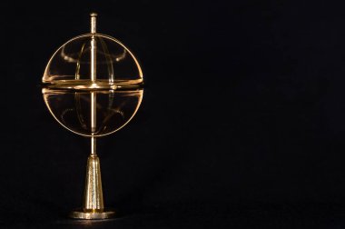 Altın jiroskop üssünde sürekli dönüyor.